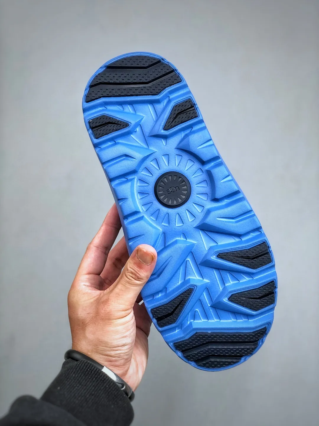 Local self-pickup 💰560 supports store delivery. Same style as Wang Yibo, the latest official revision and new style! The platform is exclusively for foreign trade UGG Tasman GTX winter neutral small potato snow shoes 1172790 Produced by the ten-year-old brand shoemaking factory production line. Pay attention to every detail. Longfeng A-grade genuine sheep fur is integrated. Created in full compliance with the ZP process. Size: 37-45